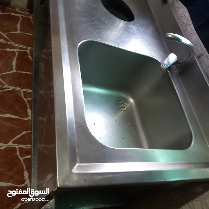 مجلى ستيلس ثقيل صناعي  ثلاجة بحاجه الى مروحة  طاوله ستيلس  غاز عين وحدة كانون كبير طول مترين عرض 40س