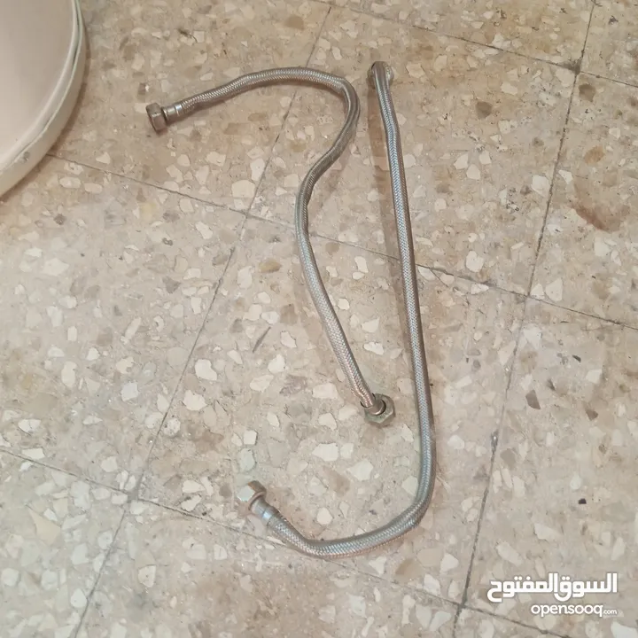 قيزر شغال وعليه مواسير يلي بدخلو بلحيط مع برابيش 2اصليات  وكاله وما عليك بس ركب وبس