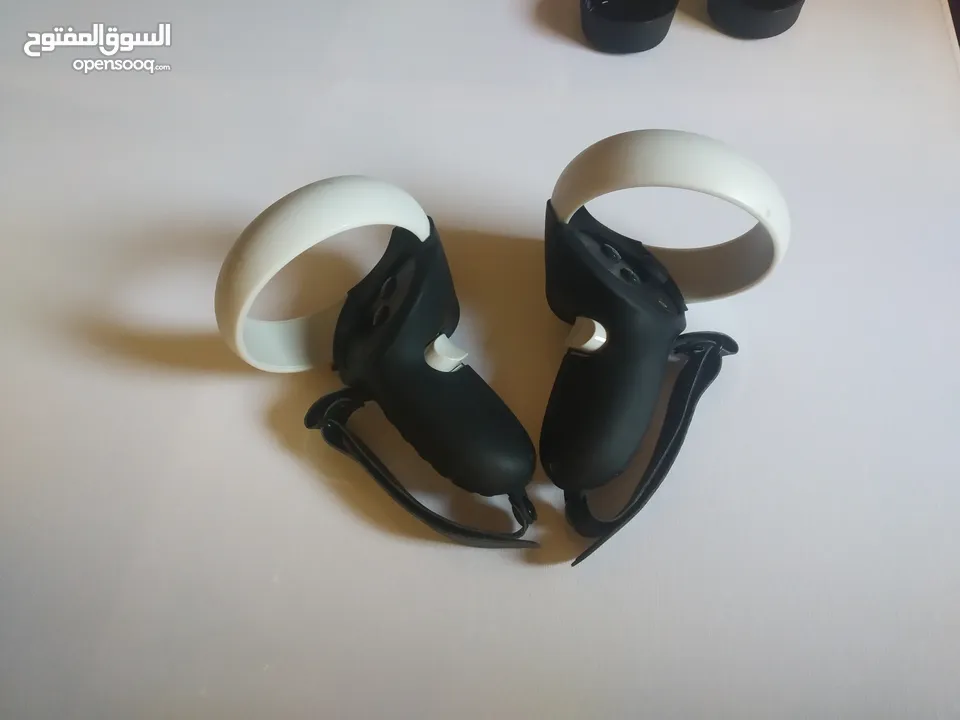 Meta Quest 2 (128GB) + Accessories  نظارة VR للبيع بحالة ممتازة