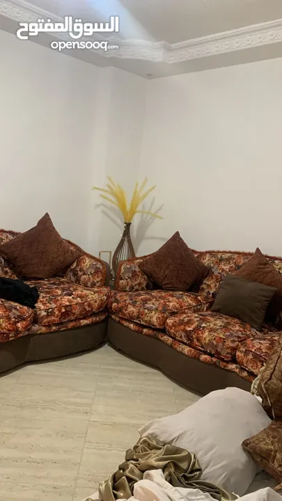 طقم كنب خشب زان مرتب للبيع بداعي السفر  بتكون من كرسيين وكنب عدد2مقعدين ب مقعدين واريكا