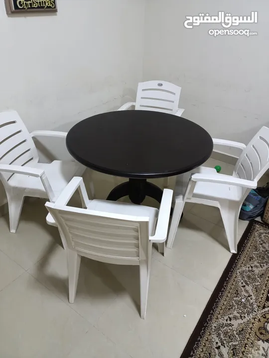 round wood table with 4 chair, good condition