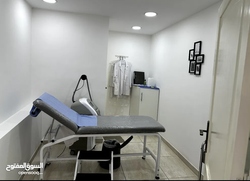 سرير فحص طبي مستعمل لون رمادي مع درجات و خزانة جانبية