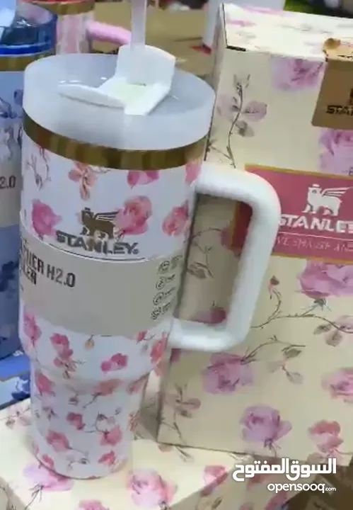 Stanely cup new style مطرة ستانلي برسمة جديدة مختمة ختم الاصلي  لون ابيض مورّد بزهر تحفظ البرودة