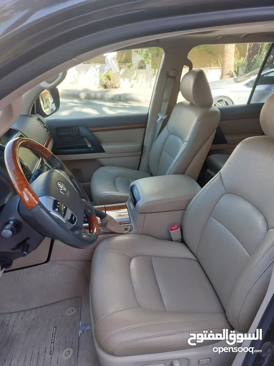 تويوتا لاندكروزر 2015 لون اسود V8 مالك اول  فحص كامل (  33,500 قابل للتفاوض  )