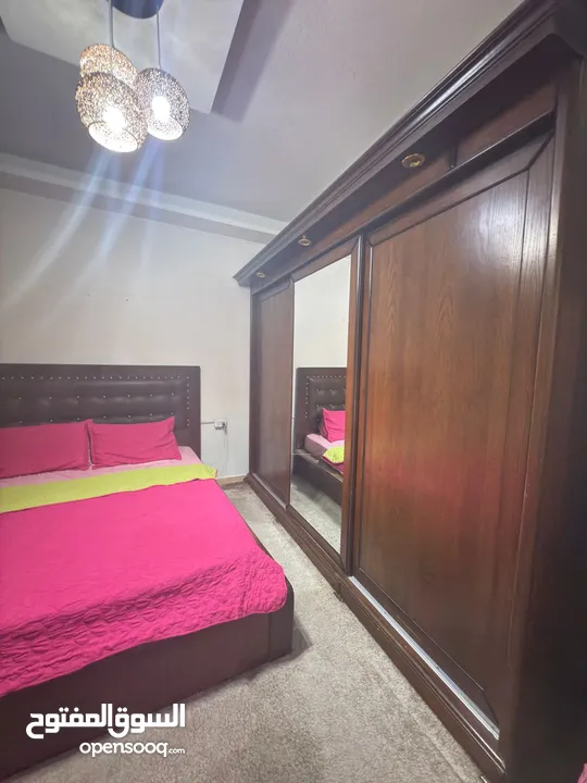 غرفه نوم  تخت وخزانه وتسريحة و2 كومودينا ووحدة ادراج بدهم دهان خفيف خشب بلوط