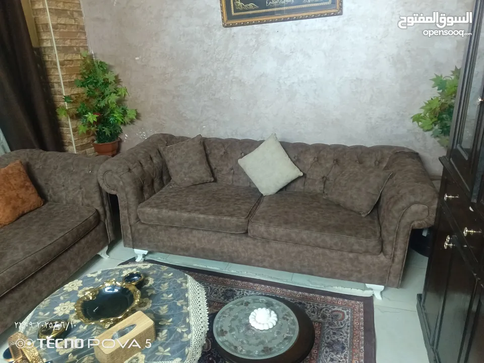 طقم كنب بني وبيج مخمل – حالة ممتازة واستعمال خفيف