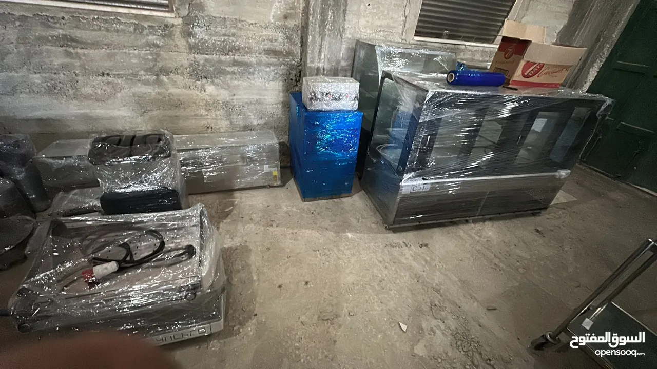 عدة محل  كاملة مع طاولات وكراسي للبيع