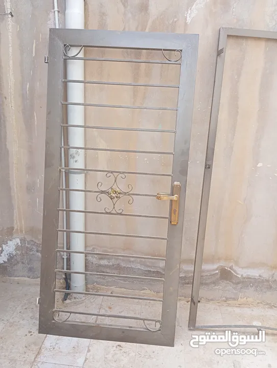 باب حديد حماية بحالة ممتازة