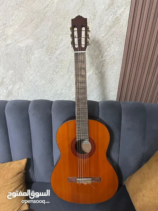 guitar classical yamaha c70 جيتار كلاسيكال    نوع ياماها احترافي شبه جديد مع اوتارو الاصلية