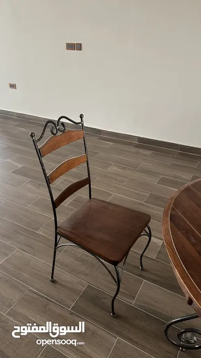 طاولة الطعام dining table