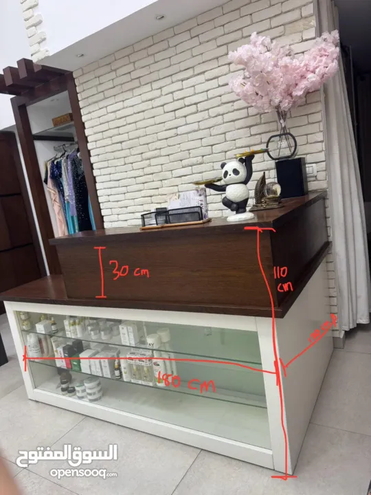 مكتب رسبشن مع خزانة دفات مرايا جانبية بحالة ممتازة