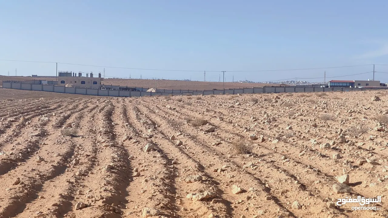 ارض للبيع في الموقر لبناء شاليهات أو مزرعة ريفية أو للسكن