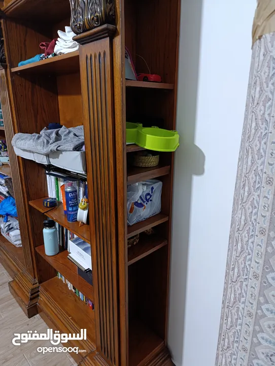مكتبة للبيع