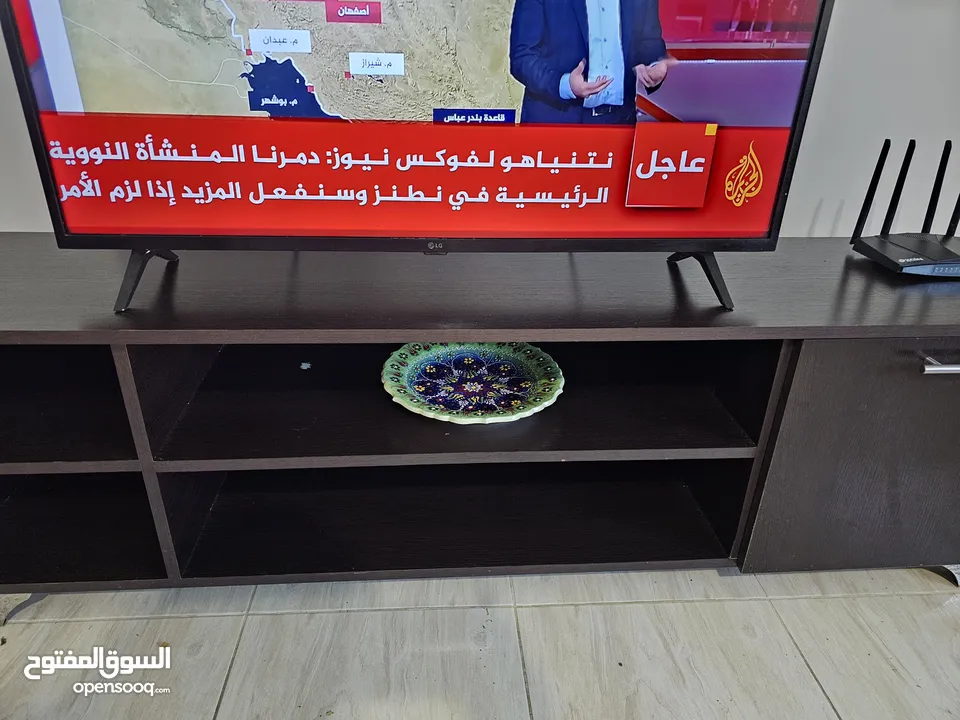 طاولة تلفزيون مع رفوف ديكور خشب ثقيل