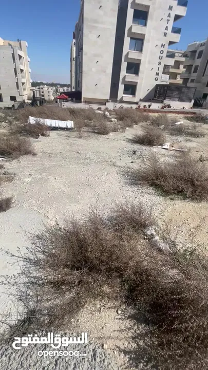 ارض مميزه جدا و مرتفعه اراضي ناعور حوض الحويطي خلف المدارس العالميه 780متر سكن (ب) عادي على شارعين .
