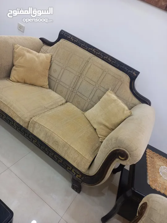 طقم كنب تفصيل ثقيل وطاولة وسط و2 جانبية  للبيع