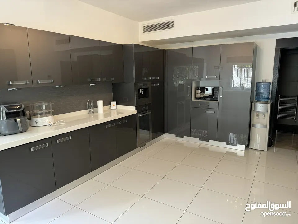 شقة ارضية طابقية بمساحة 399 متر2