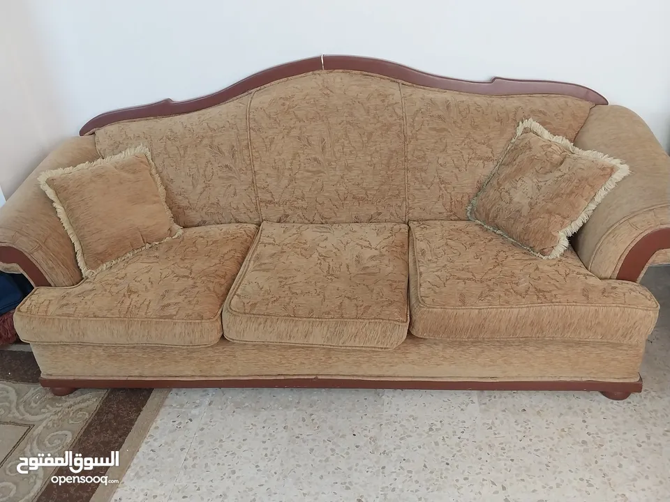 طقم كنب في حالة ممتازة للبيع في طبربور