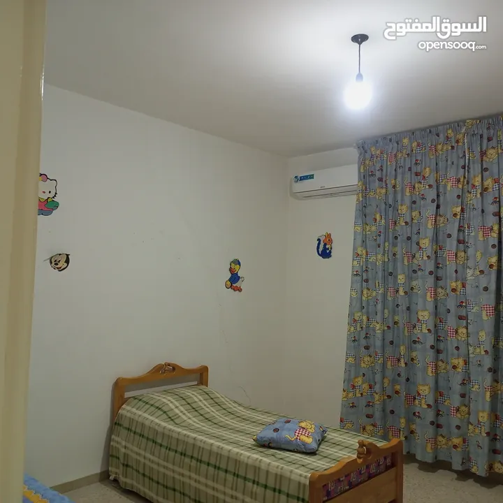 شقة مفروشة أرضية للايجار في ضاحية الرشيد 4 مكيفات بكل غرفة مكيف وبئر ماء خاص للشقة