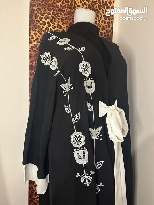 عبايات سعودية عدد 14 كلو جديد معو شال كل وحدة قياس m l xl موديللت مشكلة موضحة بالصور