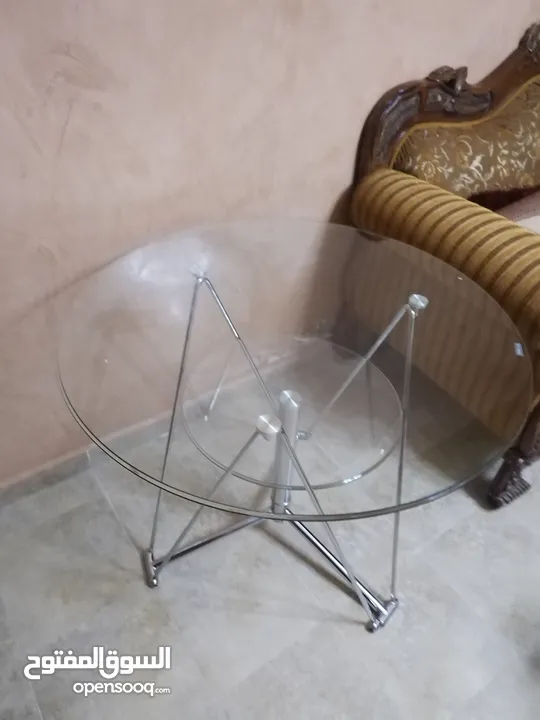 طاولة زجاج للبيع بحالة وكالة استخدام شهر