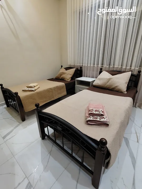 شقة في عمان الغربية 3 غرف نوم مع حمامين بناء وديكور ومفروشة ديلوكس درجة أولى جديدة لم تسكن