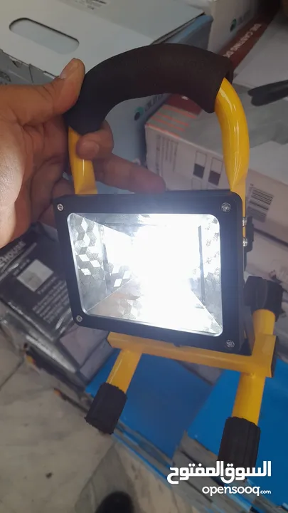 مصباح LED قابل لاعادة الشحن للتخيم والرحلات والجلسات الخارجية