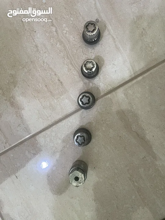 برغي قفل جنط سياره للبيع