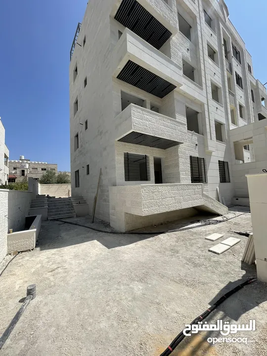 شقق فندقيه للبيع الحي الشرقي مساحة 135 متر شقتين في الطابق فقط البناية 8 شقق قرب دوار الشهداء