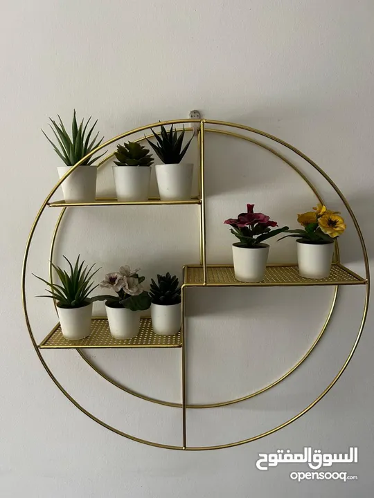 رف مع نباتات اصطناعية