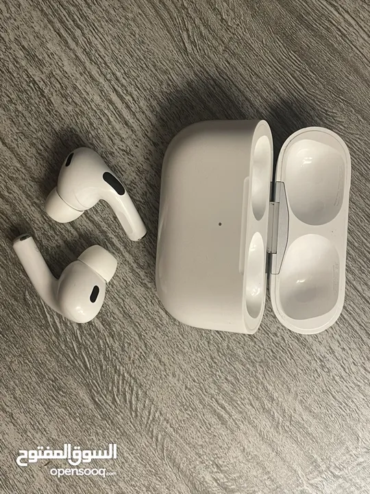 Apple AirPods Pro 2nd generation  USB-C charging & wireless charging مع العلبة و الشاحن و كفر