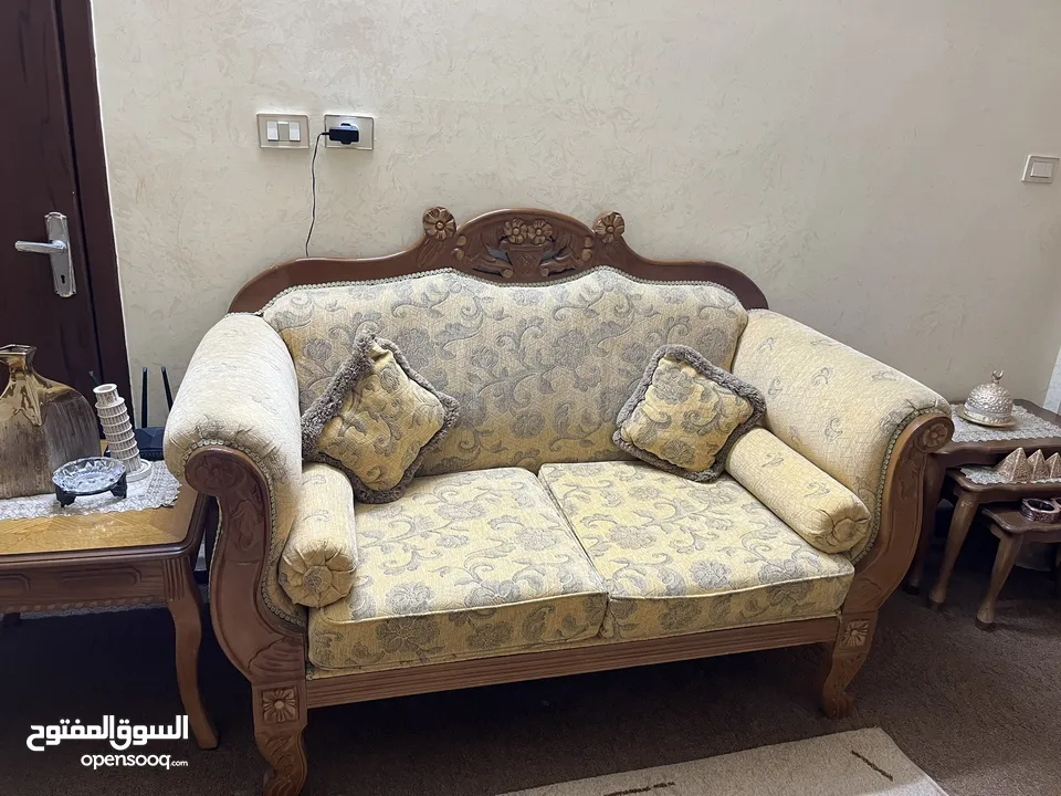 طقم كنب ضيافة تفصيل خشب ممتاز – بحالة ممتازة
