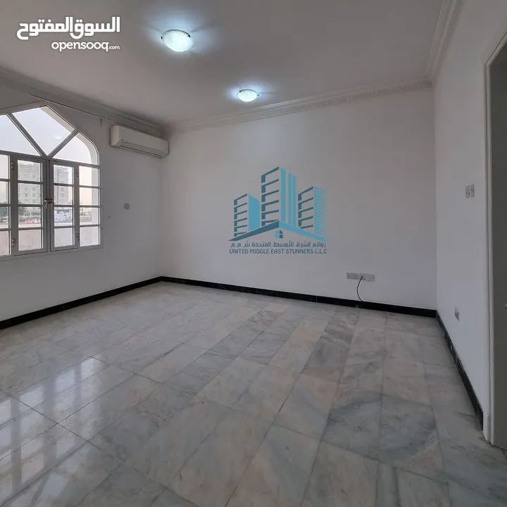 Beautiful 5 BR Villa / فيلا قرب شارع 18 نوفمبر