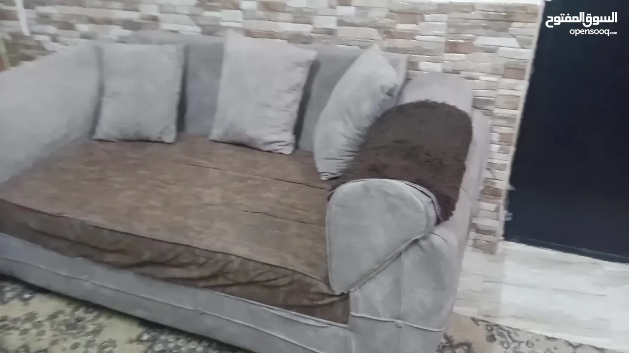 طقم كنب للبيع بحاله حيده 8مقاعد  ظهر متحرك