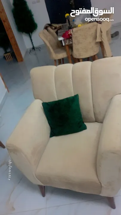 كنب صالون سبع مقاعد شبه جديد للبيع 800شيقل
