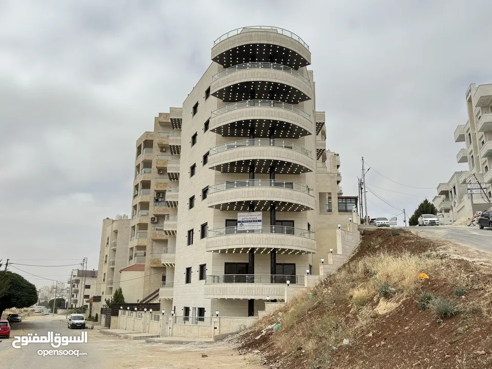 شقة فاخره للبيع بأجمل مناطق البنيات بمساحة 227م بسعر مميز طابق تسوية (ارضيه من الجهة الأخرى)
