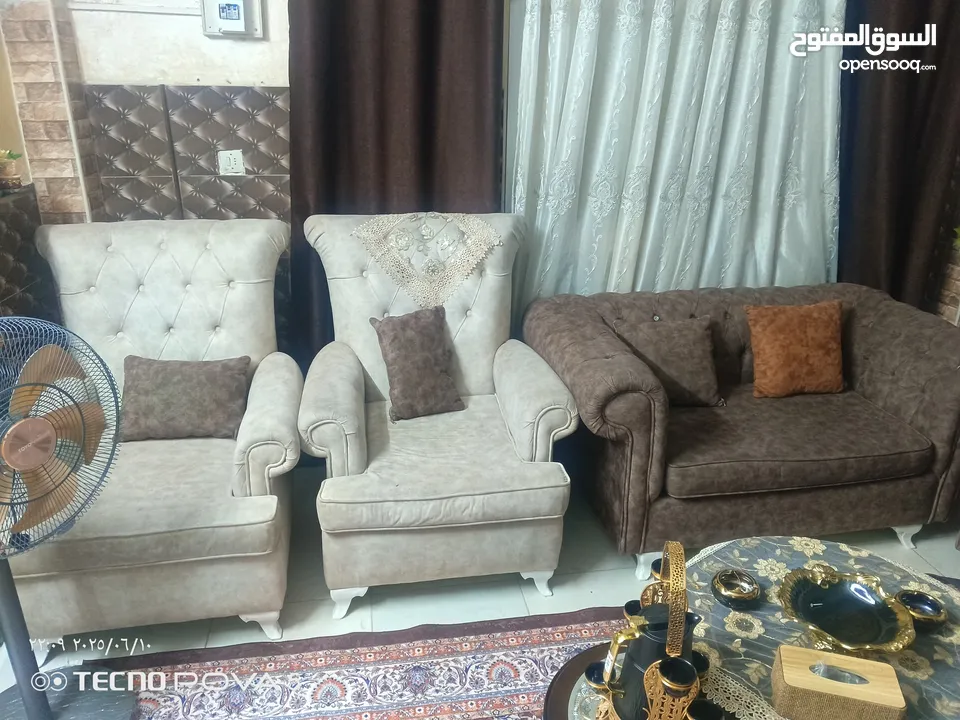طقم كنب بني وبيج مخمل – حالة ممتازة واستعمال خفيف
