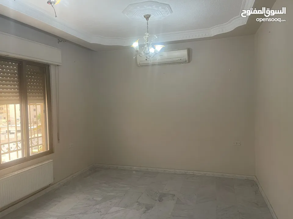 طبربور شقة طابق ثالث 149 م2 للبيع من المالك مباشرة 3 غرف نوم 3 حمامات مطبخ راكب تدفئة ديزل و مكيفات