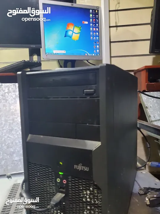 كمبيوتر مكتبي مع اليبورد والسماعات والماوس والشاشه