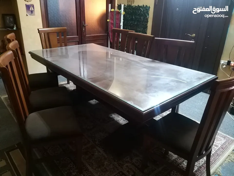 اذا كنت مهتم فلا تتردد في الاتصال بنا طاولة سفره فاخره جدا حجم كبير 8 كراسي بحاله ممتازه جدٱ
