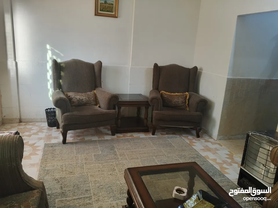 شقه مفروشه  طابق ارضي  بالزرقاء جبل طارق   قريبة من الخدمات