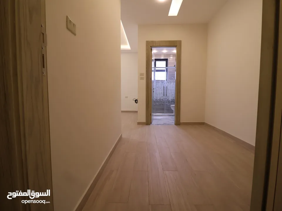 شقة طابق أخير مع روف (205م)داخلي (80م)ترس خارجي في أرقى مناطق ام حجير شفا بدران