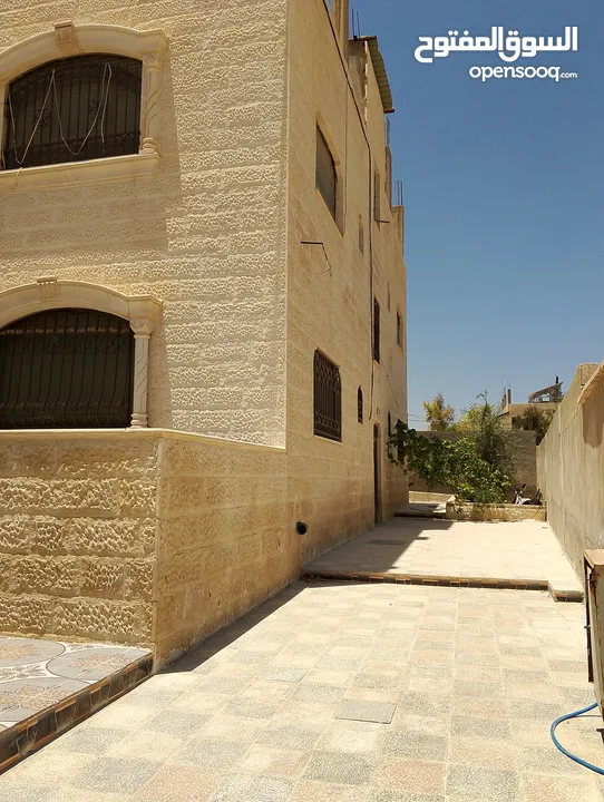 بيع عقار مكون من طابقين