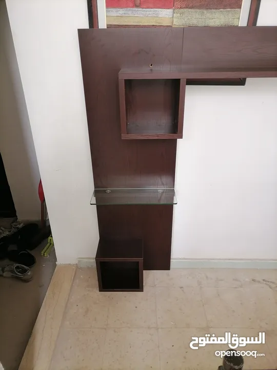 ديكور شاشة ثقيل  ورفوف زجاج
