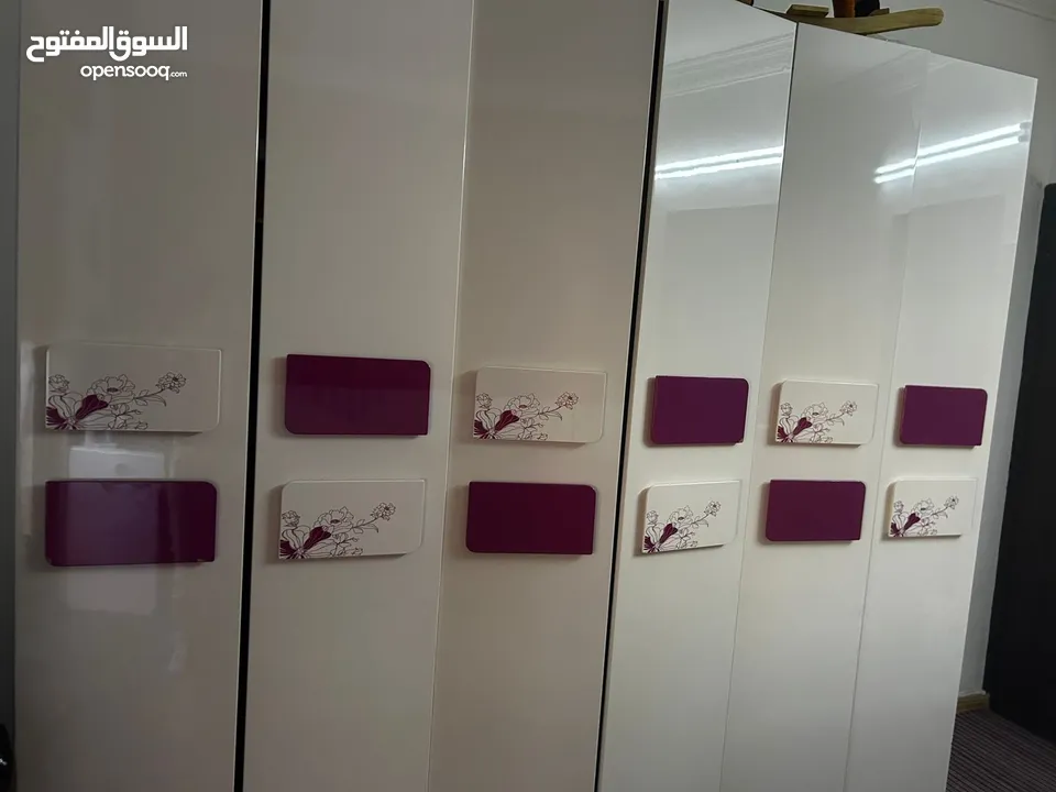 غرفة نوم وسفرة وضيوف