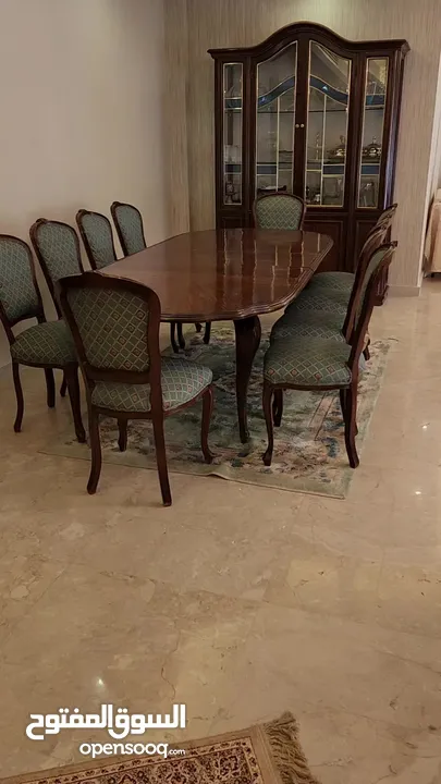 طقم غرفة طعام بعشرة كراسى وبوفيه من خشب الزان بواجهة زجاج زان وطاولة قشرة خشب بحالة جيدة جدا