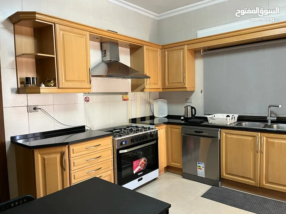 في أرقى مناطق عبدون شقة طابق ثالث 210م لم تسكن بسعر مميز / ref 7050