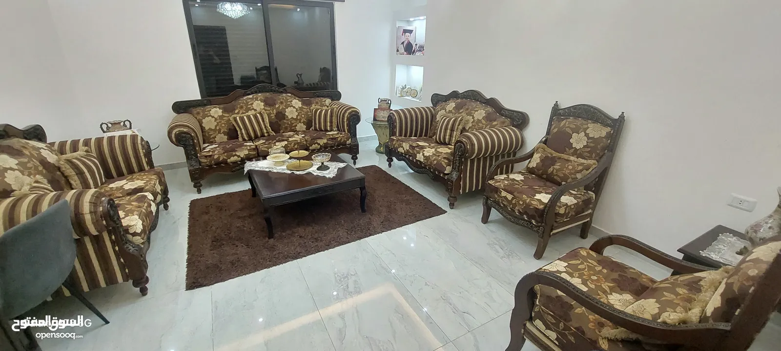 طقم كنب بحالة ممتازة مكون من 9 مقاعد للبيع ب 200 د