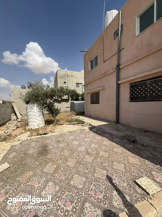 بيت طابقين للبيع في الحي الغربي  طابق ارضي بناء من 10الى 16 سنة  طابق اول بناء قبل 3شهور فقط