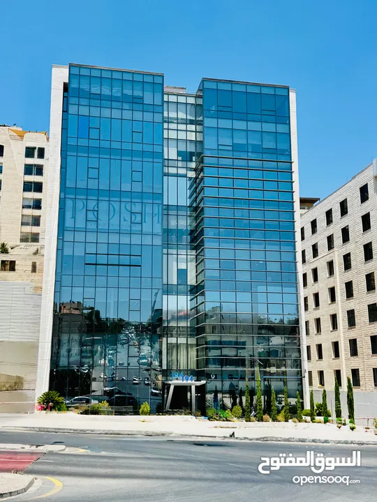 مكتب مميز مفروش بموقع مميز ومجمع فخم للايجار في عبدون